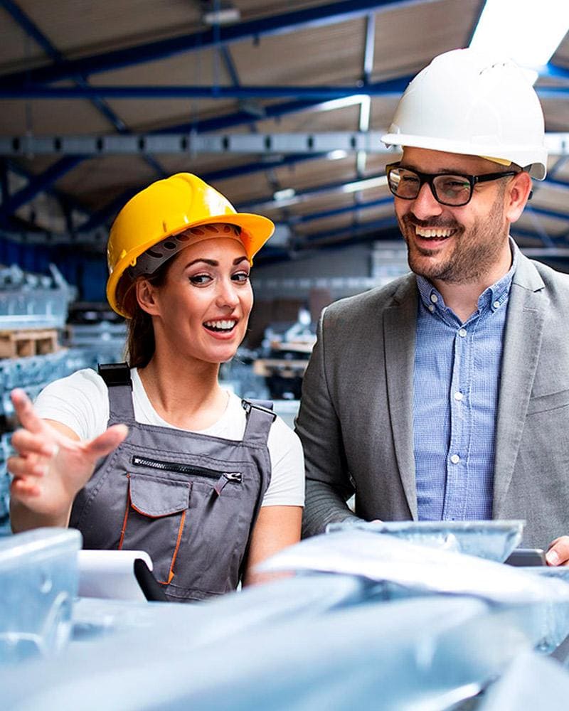 Ingenieros trabajando en soluciones industriales y automatización industrial